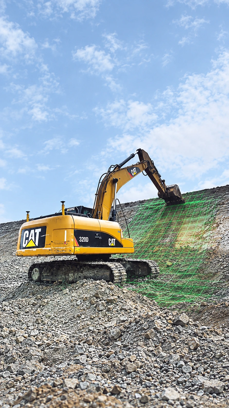 Экскаватор CAT 320D с GNSS-антеннами формирует откос по цифровой модели